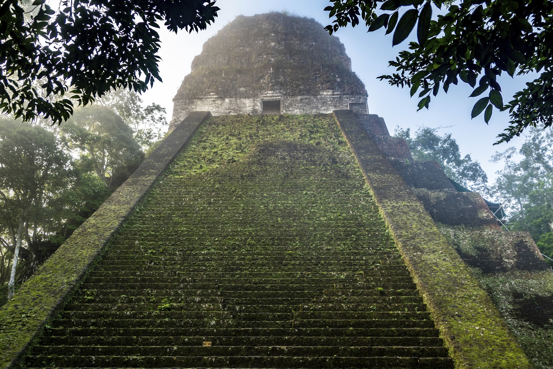 A maja piramisok közelében gigantikus korong alakú dolgot találtak, amelyről később kiderült, hogy egy ezeréves templom